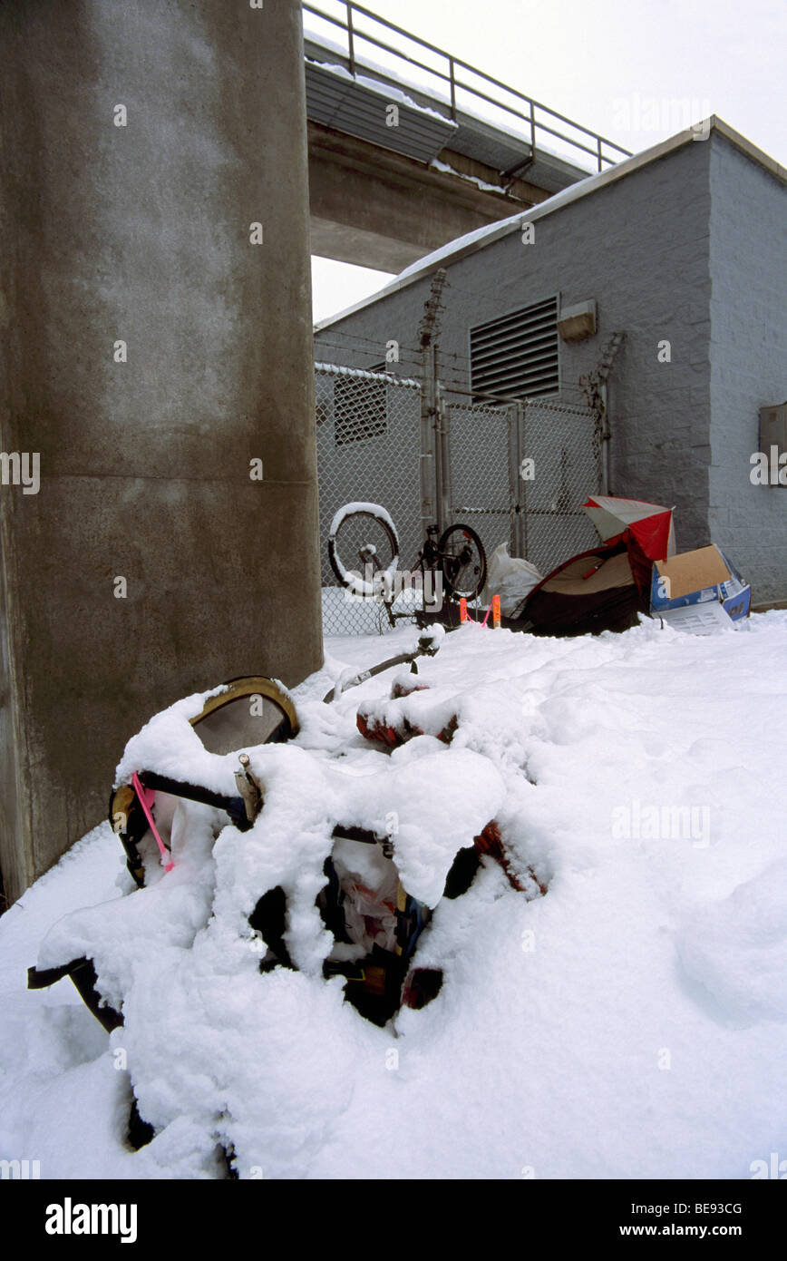 Obdachlose Person provisorischen Heim und Obdach in urbane Stadt, Nordamerika, Winter Schnee Stockfoto