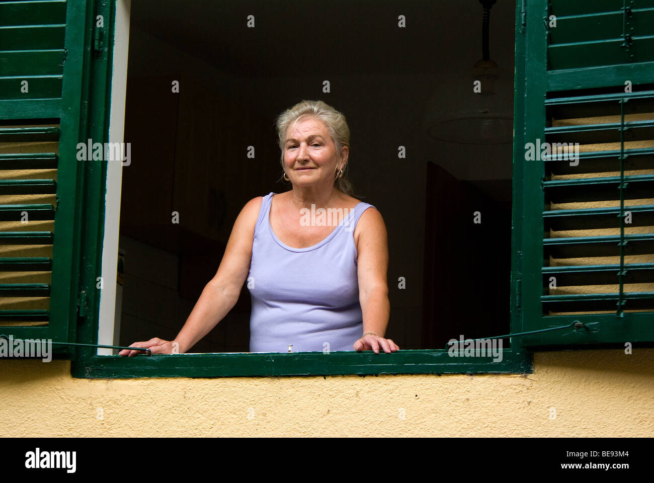 Essen Frau Hängt Aus Fenster Alte frau schaut aus dem fenster -Fotos und -Bildmaterial in hoher
