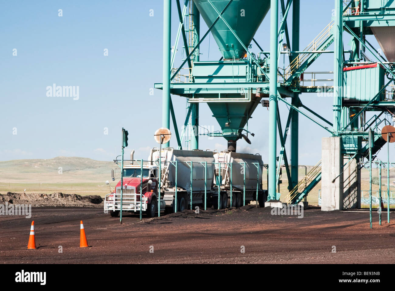 Kohle-LKW durchziehen eine Ladestation auf eine Kohle Bergwerk in Wyoming Stockfoto