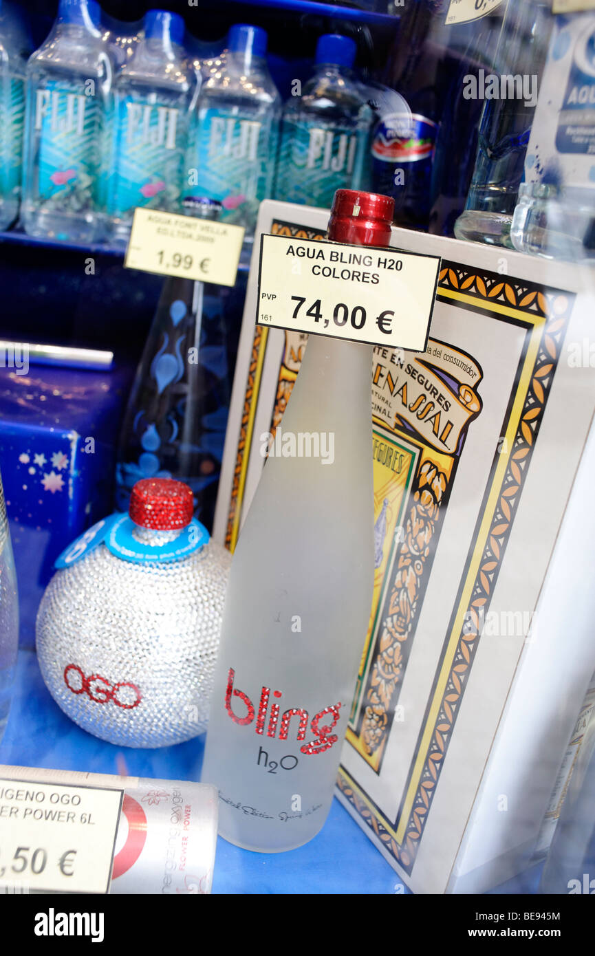 Shop mit 74 Euro "Bling h2o" abgefüllt Mineralwasser zum Verkauf. Barcelona. Spanien Stockfoto