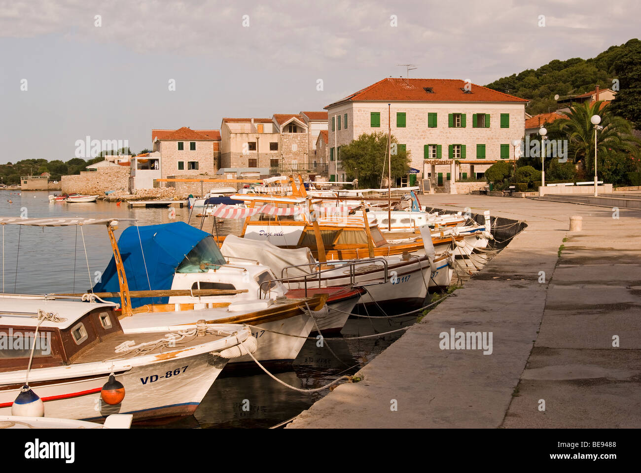 Kroatien; Hrvartska; Fernsehreihe; Šibenik-Knin, Privč, Privč-Luka, Hafen, Kirche Hotel, kleine Fische Häuser und Boote. Stockfoto