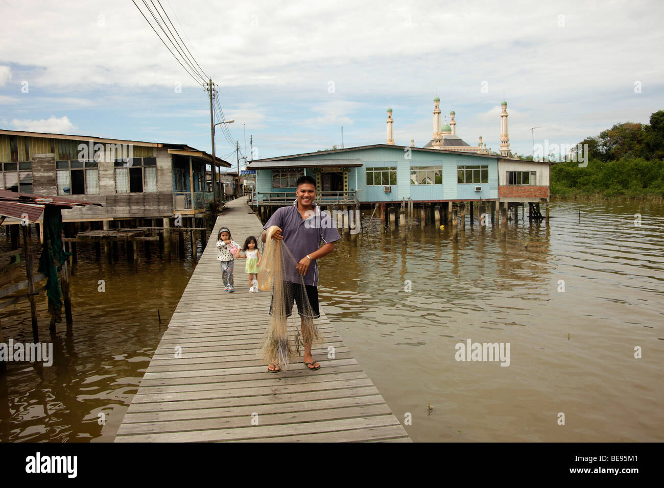 Fischer in einem Dorf auf Stelzen, Kampong Ayer, Water Village, einem Stadtteil der Hauptstadt Bandar Seri Begawan, Brune gebaut Stockfoto