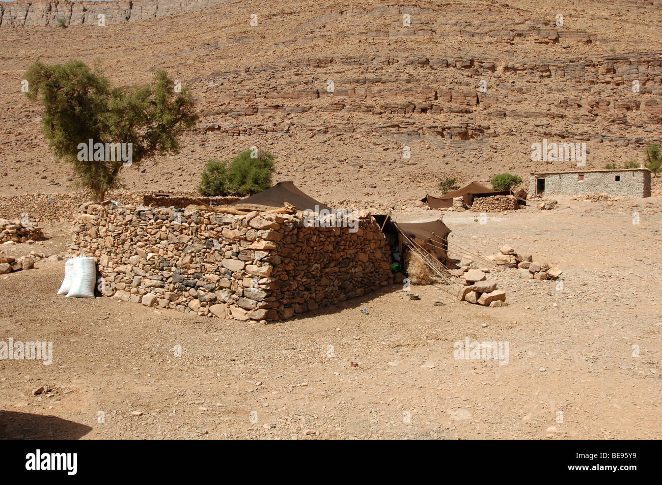Ein Berber Häuschen mitten in der Wüste in Marokko Stockfoto