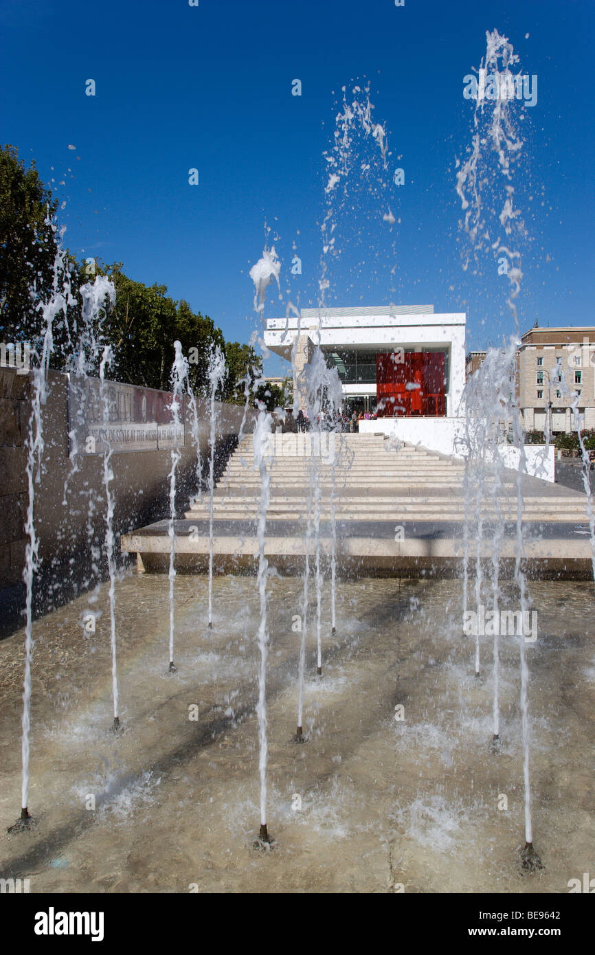 Italien Rom Lazio Wasserfontänen vor dem Ara Pacis der Altar des Friedens ein Denkmal für Kaiser Augustus Stockfoto