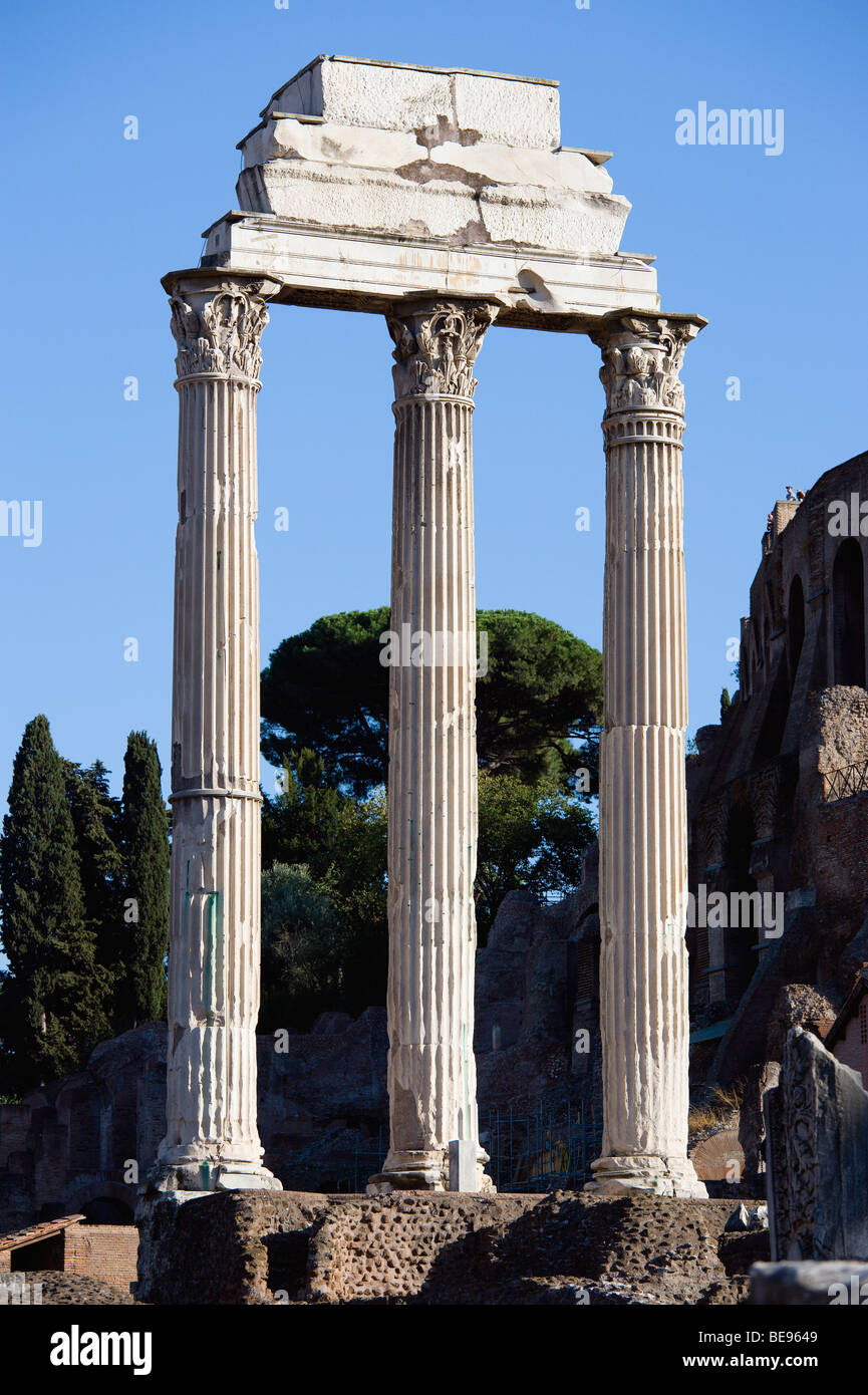 Italien Lazio Rom die drei verbleibenden korinthischen Säulen der Tempel des Castor und Pollux im Forum Stockfoto