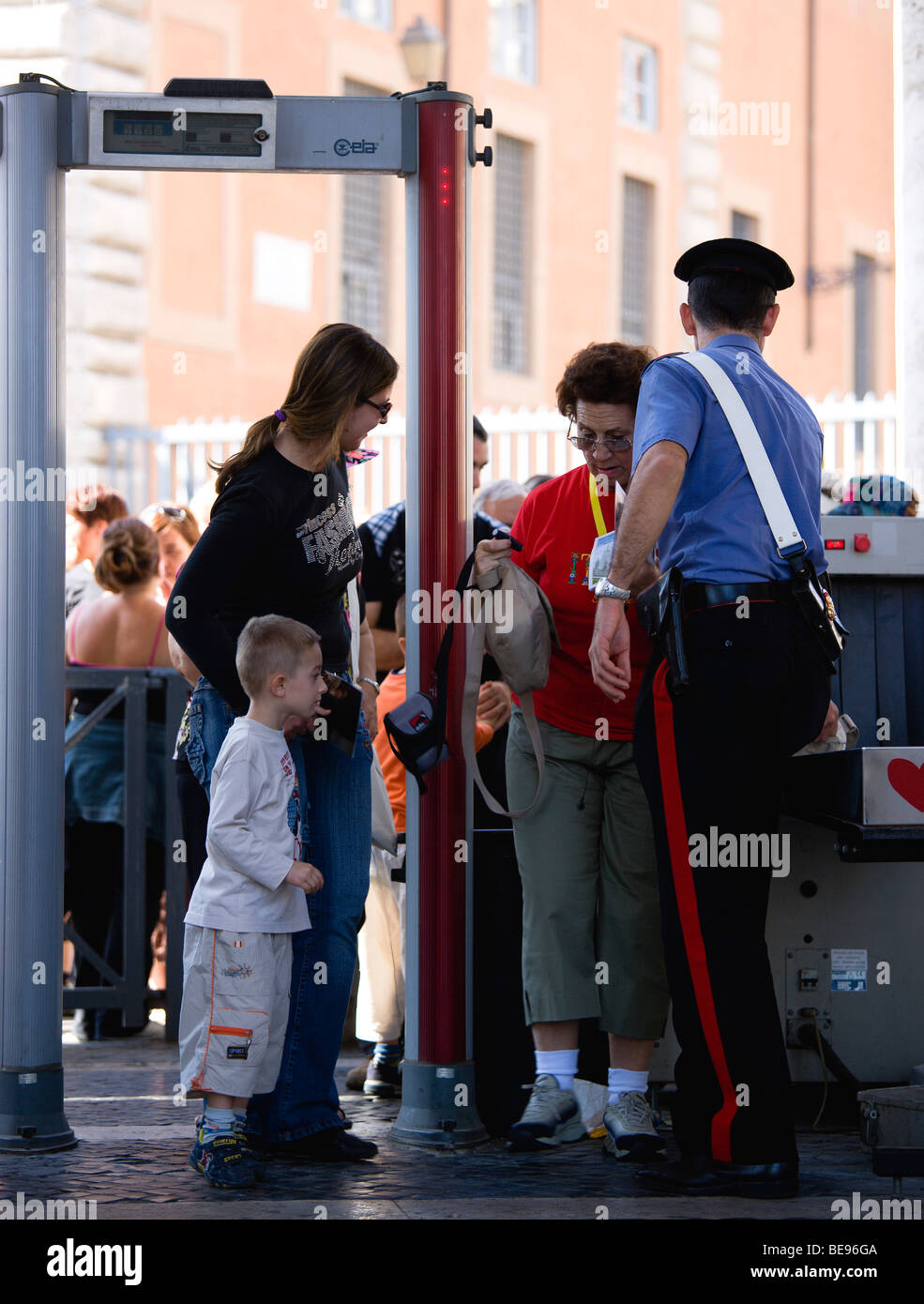 Italien Lazio Rom Vatikanstadt Frauen mit jungen bei x-ray Maschine Sicherheitskontrolle besetzt von einem Carabiniere Polizisten Stockfoto