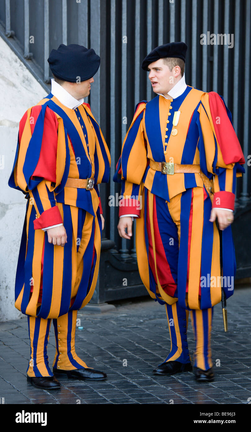 Italien Lazio Rom Vatikanstadt zwei Schweizergarde in vollen zeremoniellen  Uniform Kleid im Gespräch Stockfotografie - Alamy