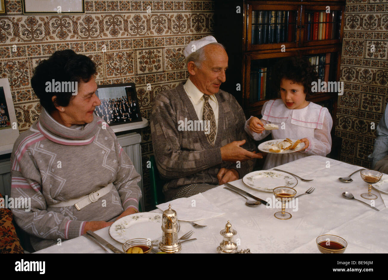ENGLAND-Religion Judentum jüdische Neujahr Essen, junges Mädchen vorbei ...