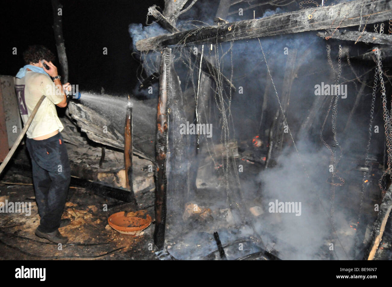 Israel, Carmel Berg, Shekef Wald, Feuerwehrleute löschen einen Waldbrand begann durch Brandstiftung 12. September 2009 Stockfoto