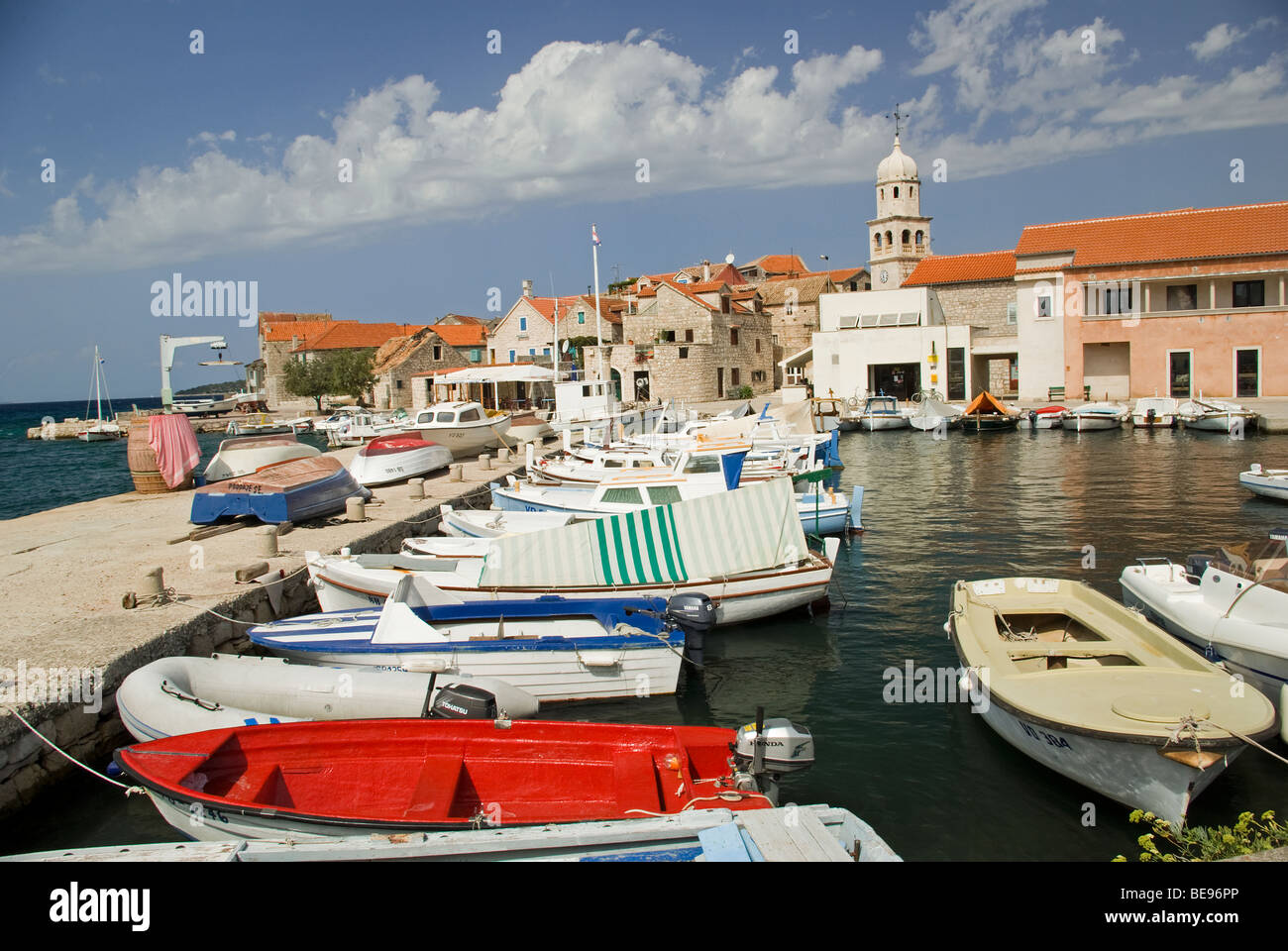 Kroatien; Hrvartska; Fernsehreihe; Šibenik-Knin, Privč, Šepurine, Hafen, Kirche, Häuser und kleine Fischerboote Stockfoto