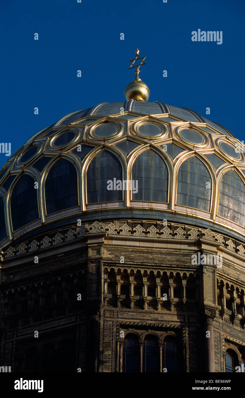 Deutschland Berlin Neue oder neue Synagoge. Ansicht Teil der Außenfassade und Kuppel des Gebäudes in der Mitte der 1980er Jahre restauriert. Stockfoto