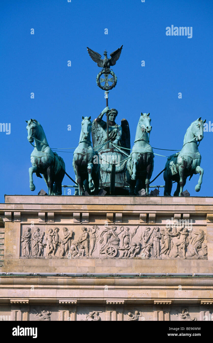 Deutschland Berlin das Brandenburger Tor. Quadriga an der Spitze. Wagen,  gezogen von vier Pferden angetrieben von Victoria, römische Göttin des  Sieges Stockfotografie - Alamy