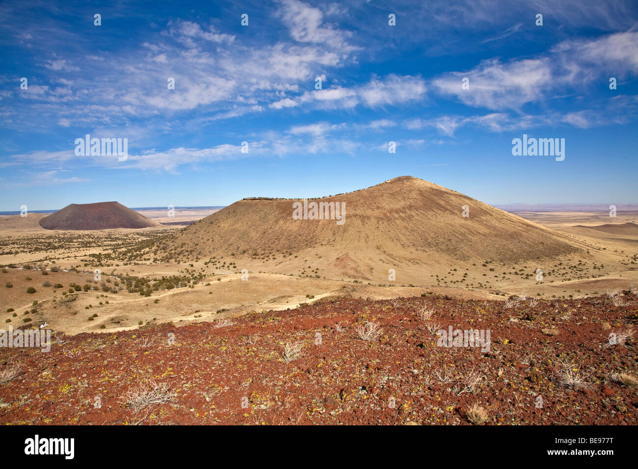 Vulkanischer Schlackenkegel San Francisco Vulkanfeldes, Blick vom Red Hill mit SP-Krater auf der linken Seite, in der Nähe von Flagstaff, Arizona USA Stockfoto