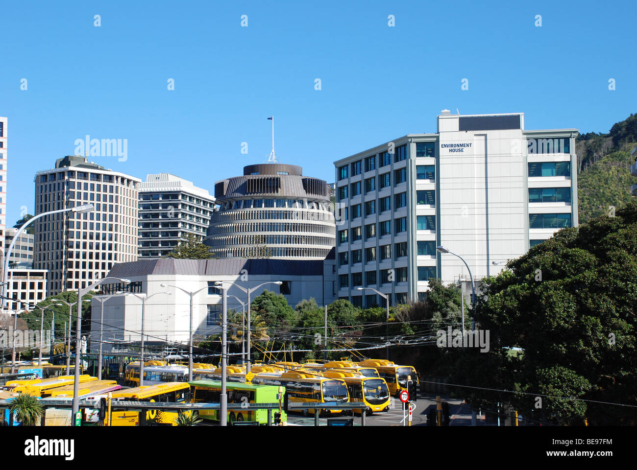 Der Bienenstock, neuseeländische Parlament, mit der Umwelt Department bauen und Wellington Busbahnhof im Vordergrund. Stockfoto