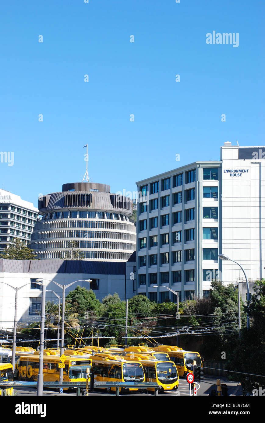 Der Bienenstock, neuseeländische Parlament, mit der Umwelt Department bauen und Wellington Busbahnhof im Vordergrund. Stockfoto