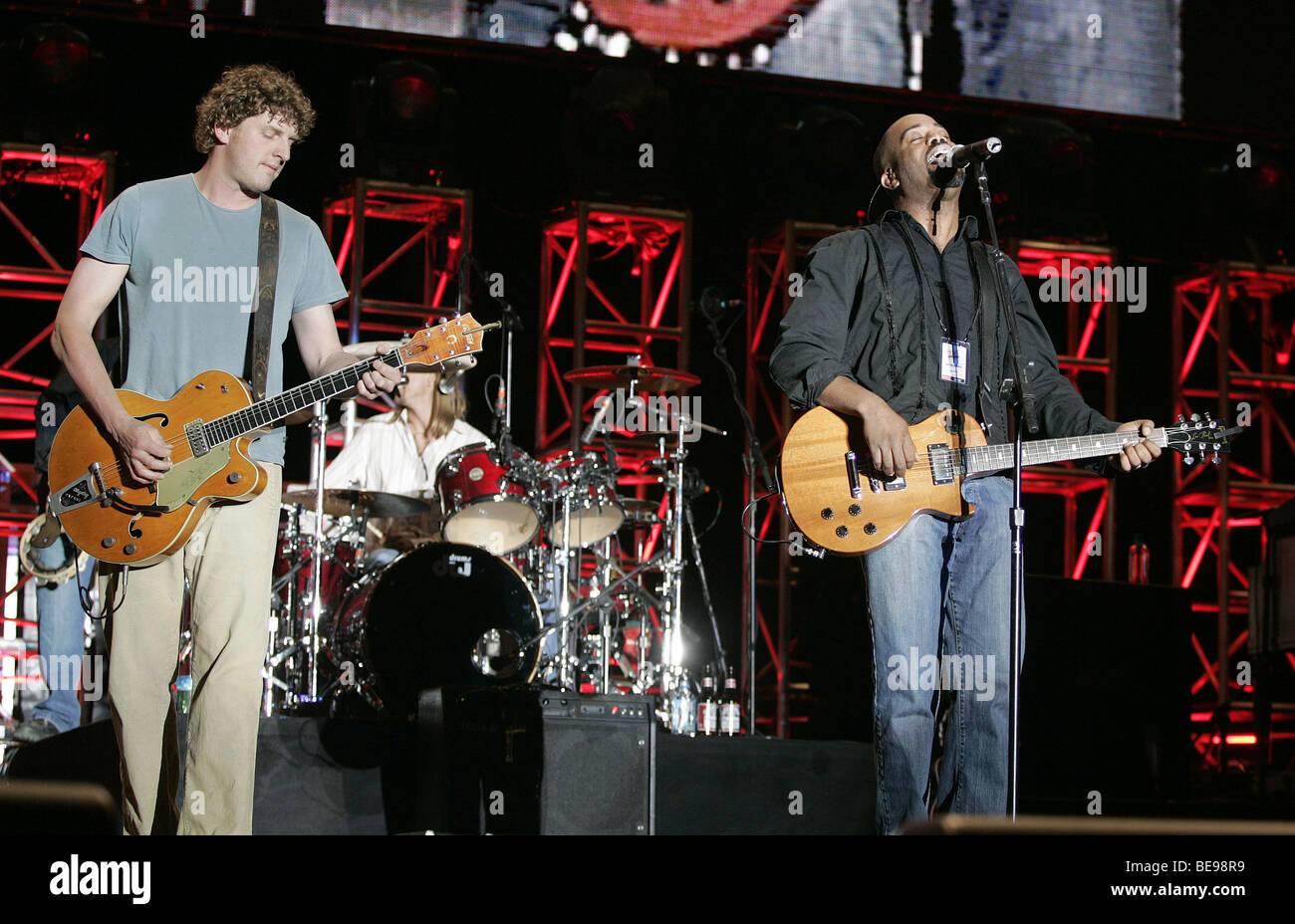 HOOTIE AND THE BLOWFISH - US rock-Gruppe im Jahr 2005 mit Mark Bryan Bryan auf der linken Seite, Jim Sonefeld am Schlagzeug und Darius Rucker Stockfoto