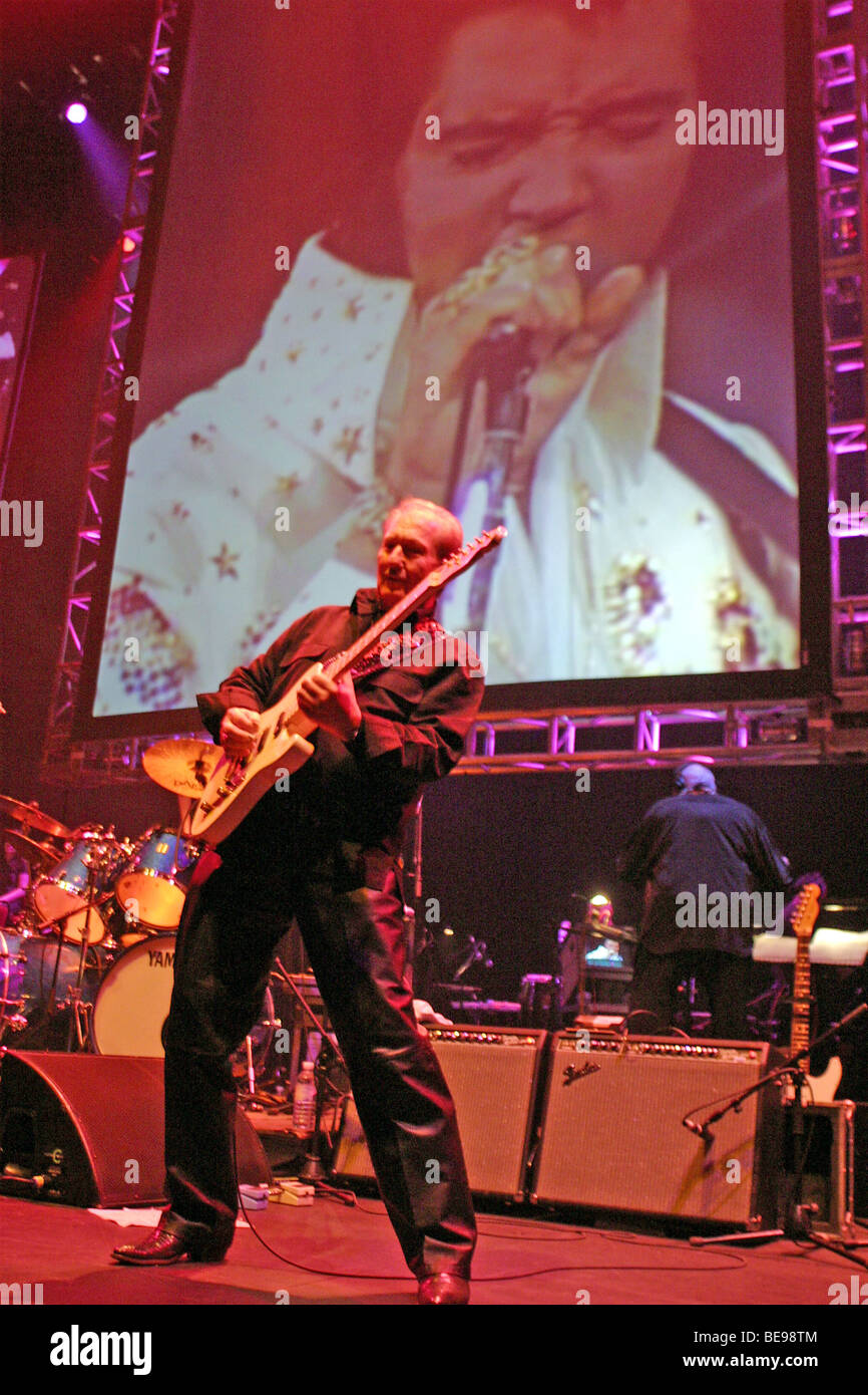 JAMES BURTON - US-Rock-Gitarrist bei einem Elvis Memorial Konzert im Londoner Hammersmith Apollo im Mai 2005 Stockfoto