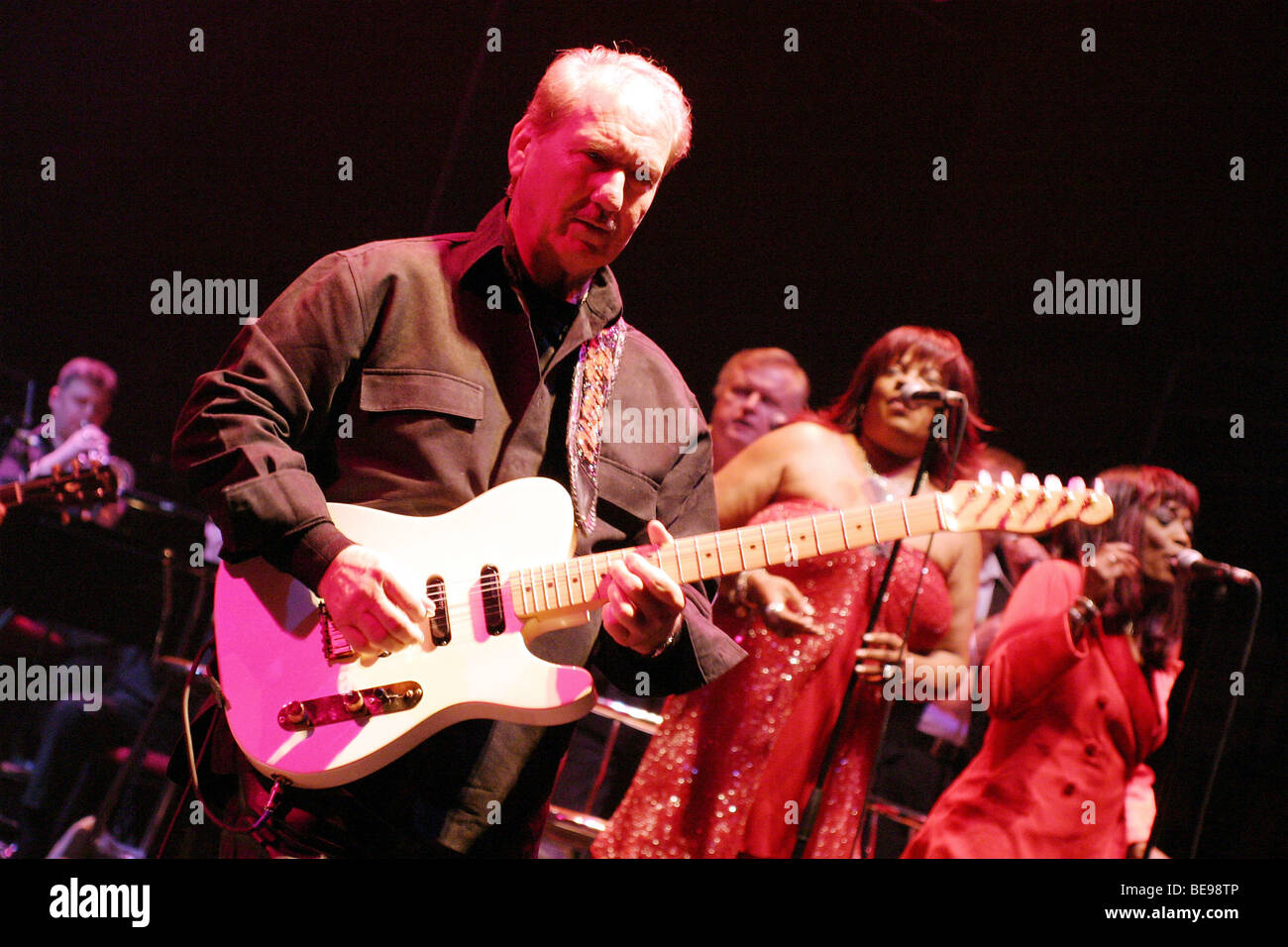 JAMES BURTON - US-Rock-Musiker mit backing Gruppe Sweet Inspirations im Mai 2005 im Londoner Hammersmith Apollo Stockfoto
