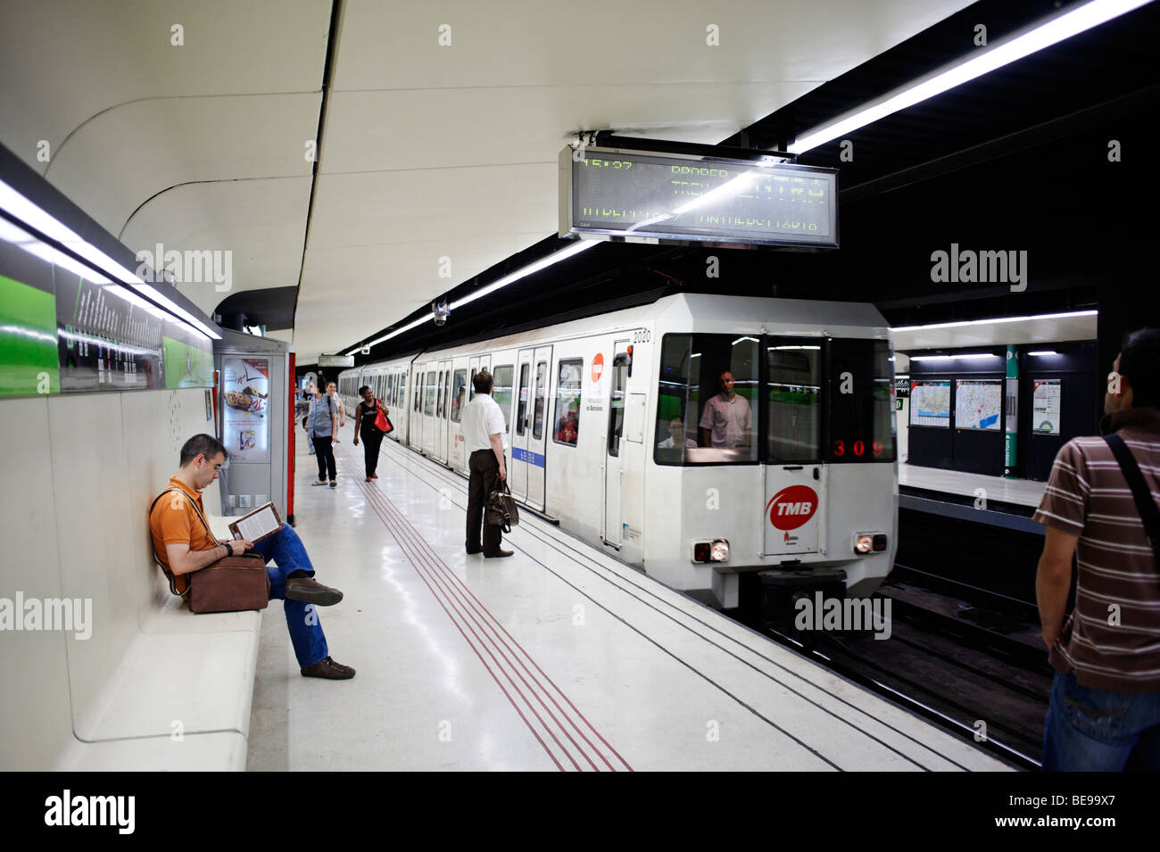 Zug, uBahn Station angekommen. Barcelona. Spanien Stockfotografie Alamy