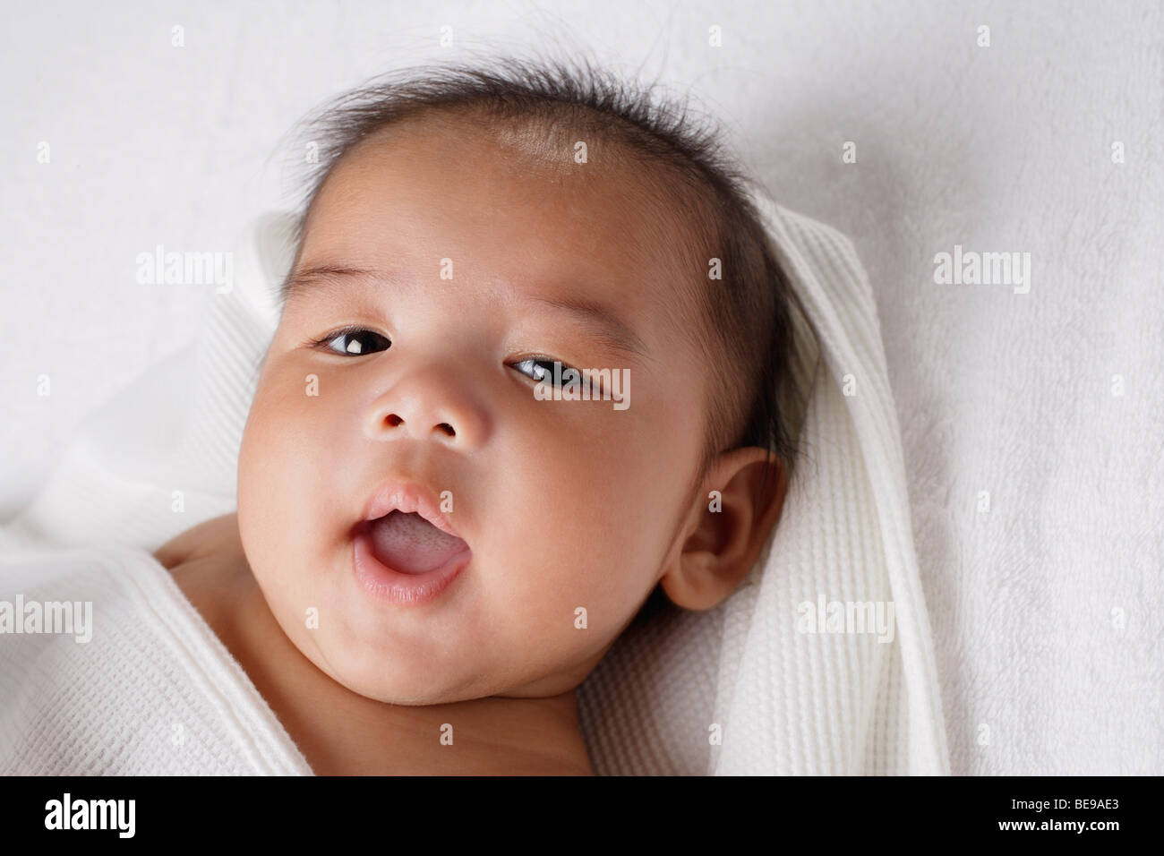 Schuss in den Kopf der chinesischen Baby lächelt in die Kamera. Stockfoto