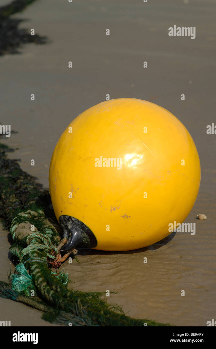 Gelbe Boje am Strand Stockfoto