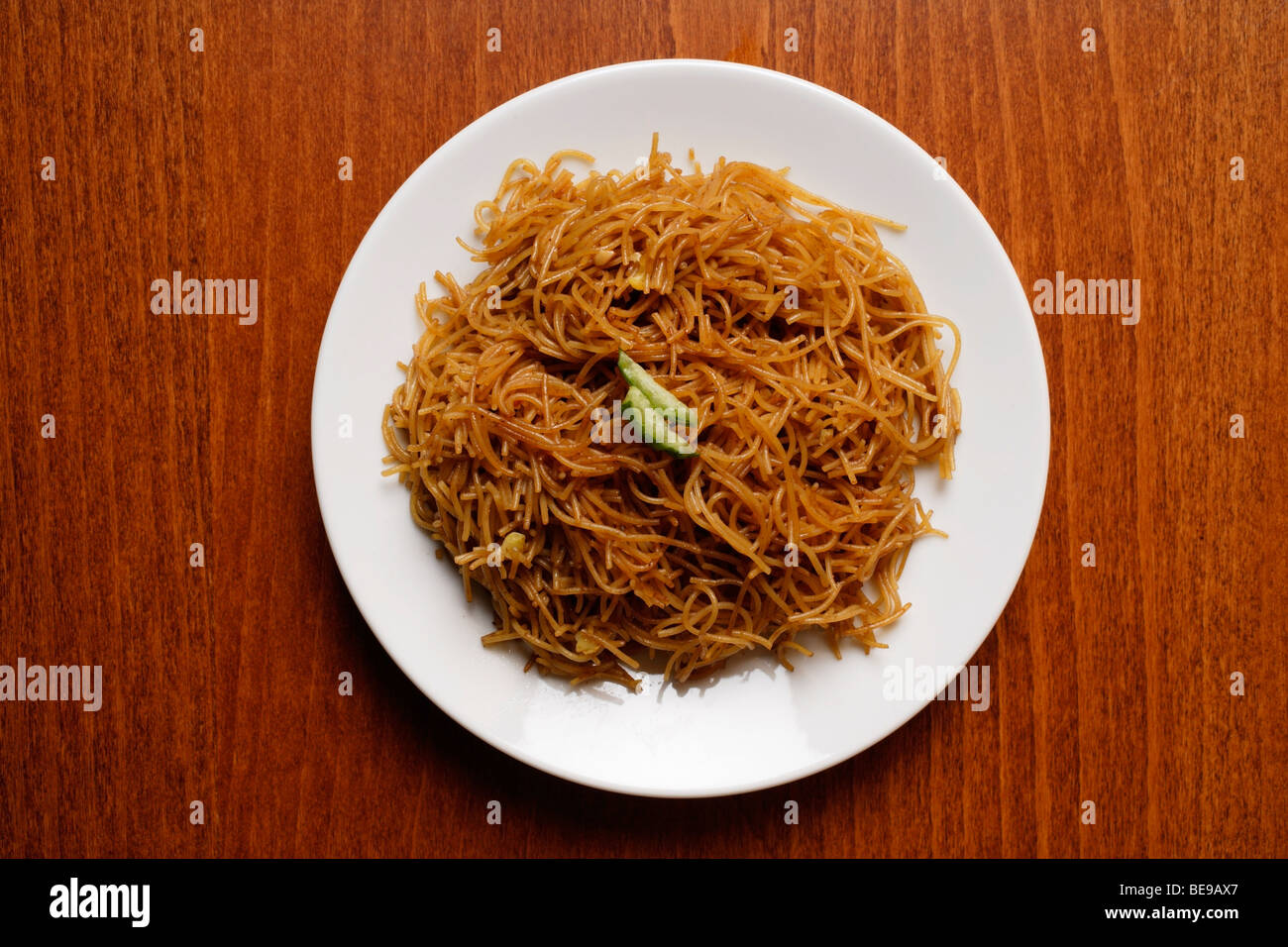 Chinesische Nudeln auf Teller. Stockfoto