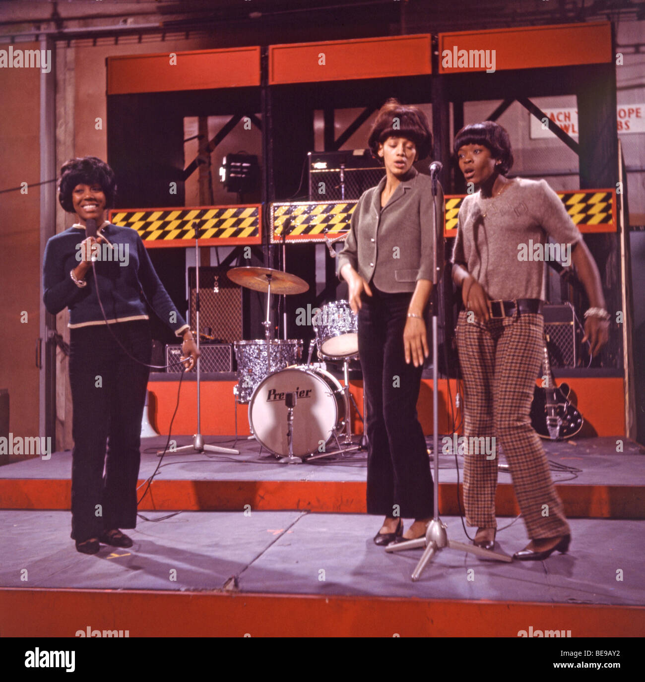 DAS Spielzeug - US-Mädchen-Gruppe im 1965 Sining ihren einzigen Hit A Lover es Concerto auf Ready, Steady, Go aufzeichnen Stockfoto