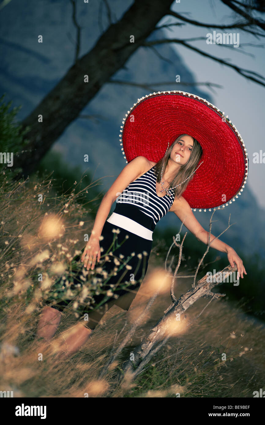 Junges Mädchen mit einem Sombrero am frühen Abend Stockfoto