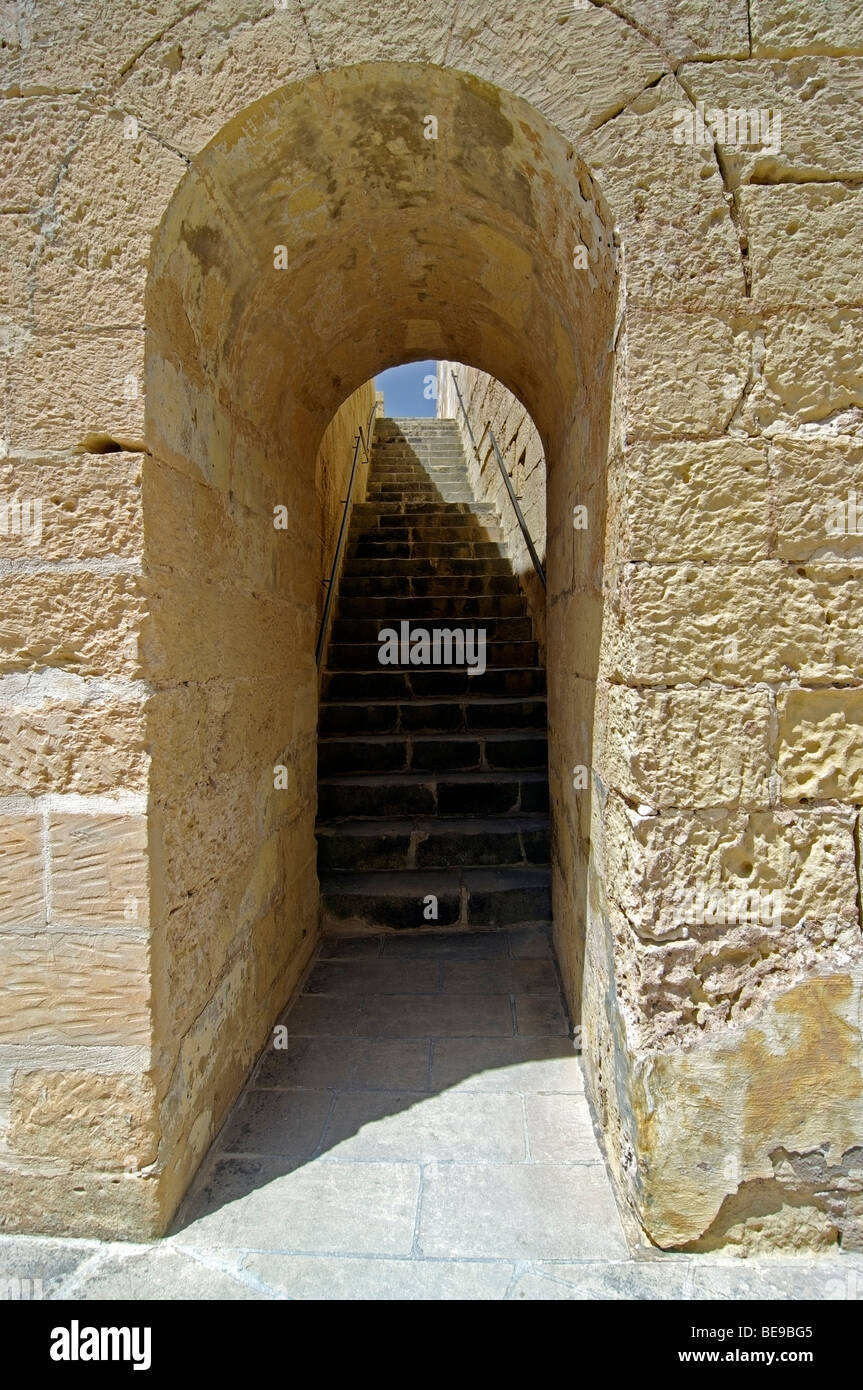 Ein Bogen und Treppen in der Zitadelle, Rabat (Victoria) Gozo. Stockfoto