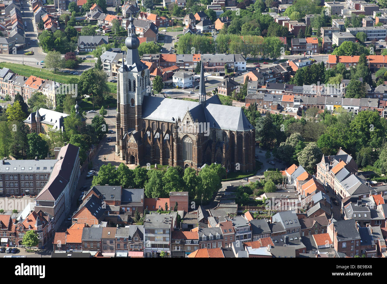 Dorp traf Kerk van Gemeente Werchter Vanuit de Lucht, Belgien Dorf mit Kirche der Gemeinde Werchter aus der Luft, Belgien Stockfoto