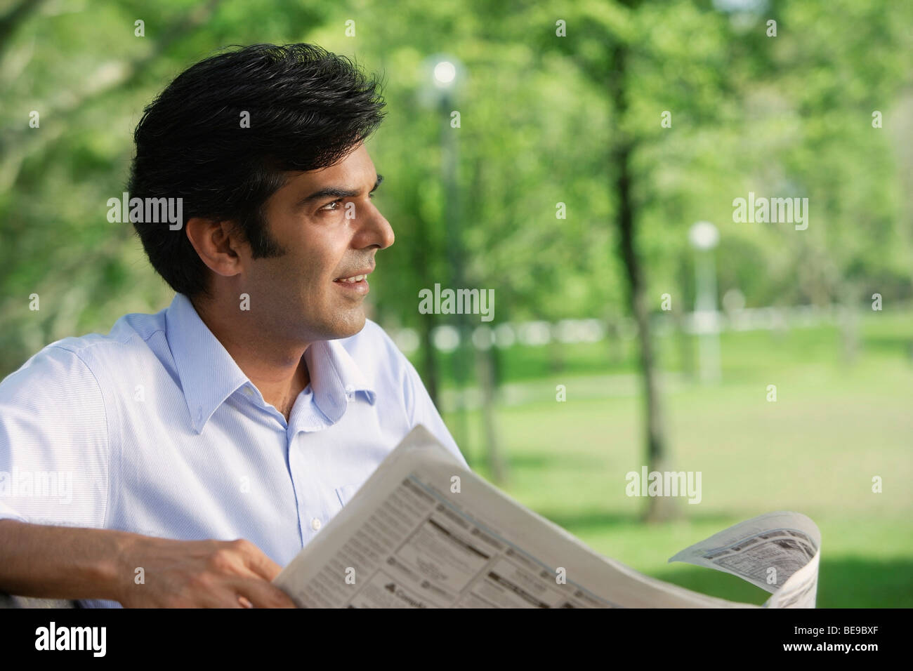 Ein Mann liest Zeitung im park Stockfoto