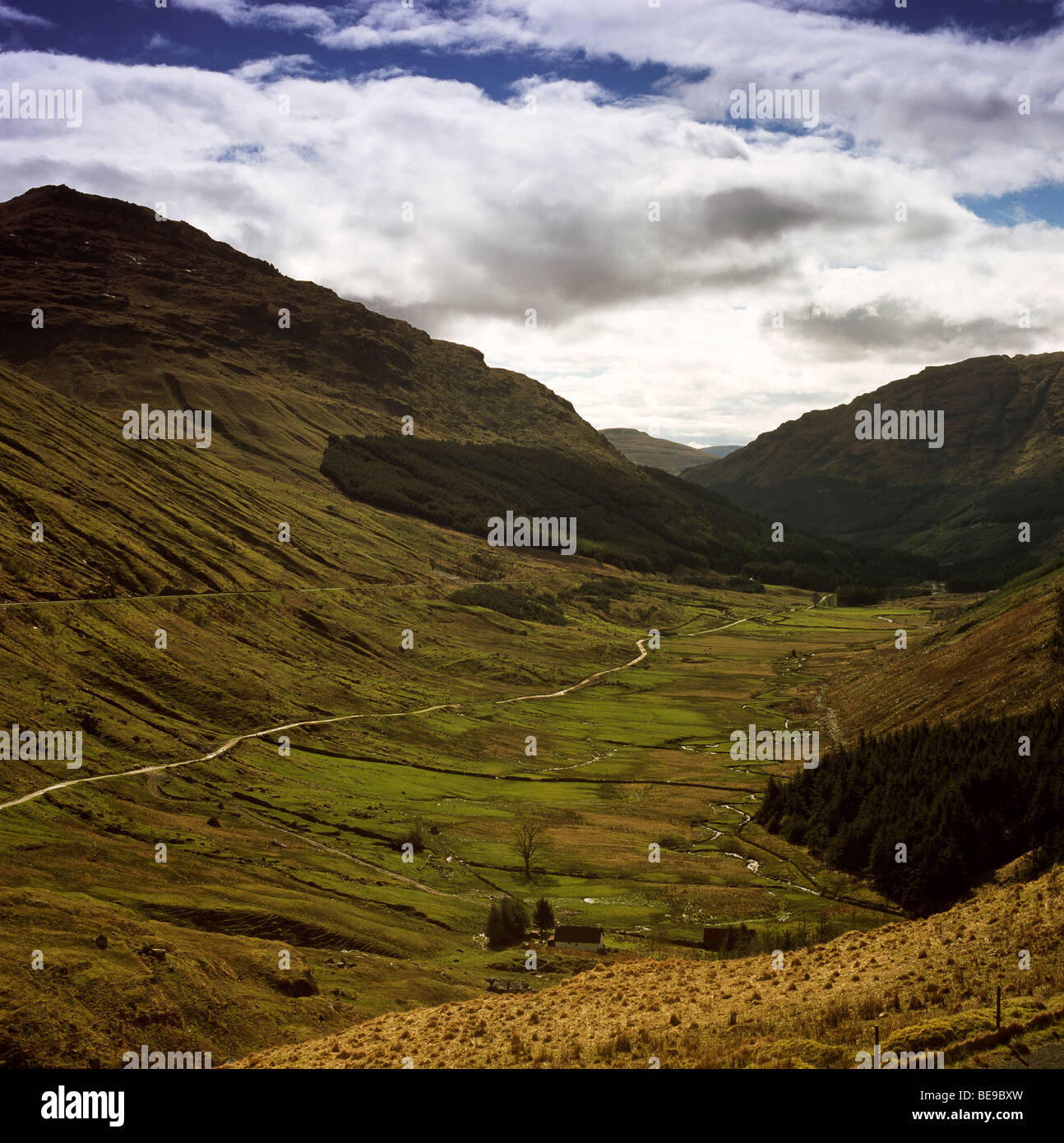 "Ausruhen und dankbar sein" Straße entlang Glen Croe zeigt die alte militärische Straße und Viehtreiber Fahrbahn, Schottland Stockfoto