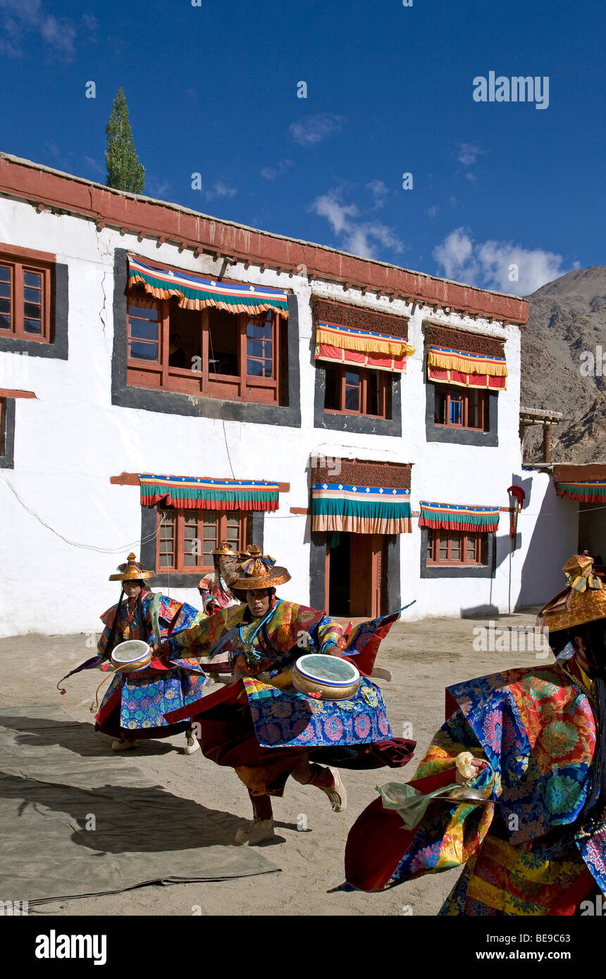 Buddhistische Mönche einen rituellen Tanz. Phyang Gompa. Ladakh. Indien Stockfoto