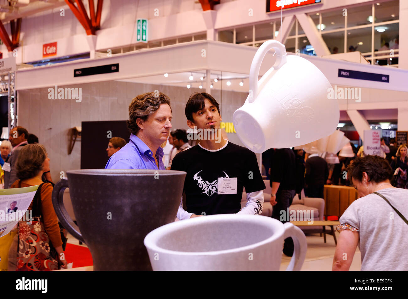 Übergroße Teetassen, entworfen von Jam 100 % Design London zeigen. Earls Court 2009 Stockfoto