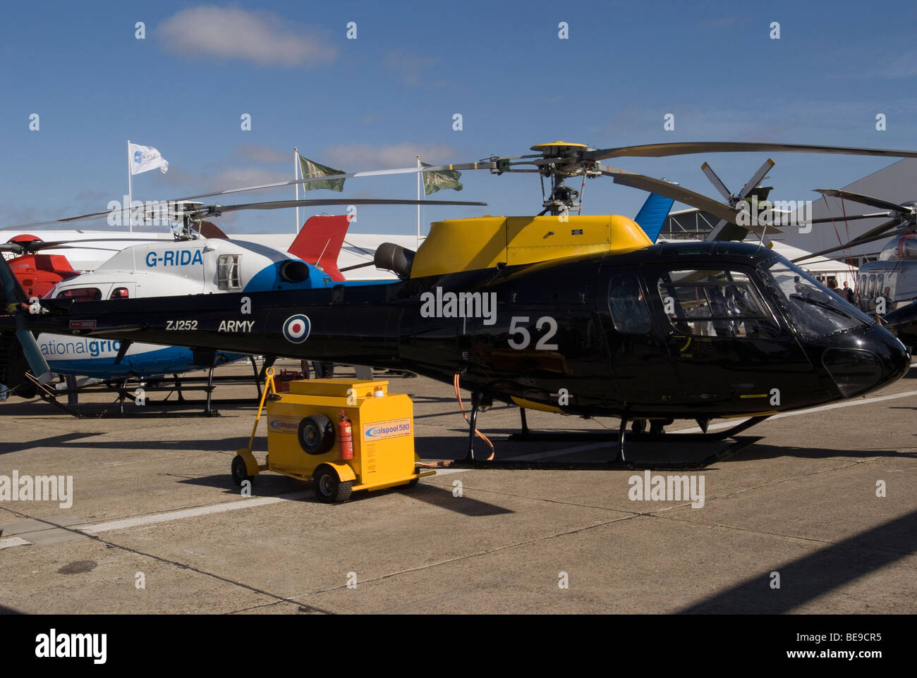 Aerospatiale AS350 BA Squirrel HT2 Armee Hubschrauber ZJ252 an der Helitech Duxford Flugplatz Cambridgeshire in England Vereinigtes Königreich UK Stockfoto