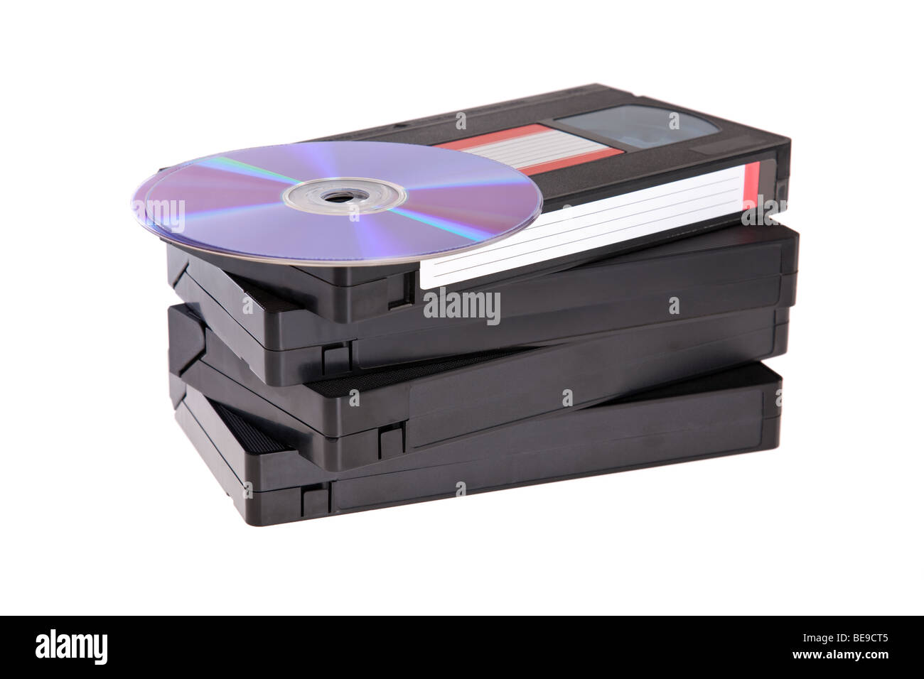 Alten Video-Kassetten mit einer DVD, die isoliert auf weißem Hintergrund Stockfoto