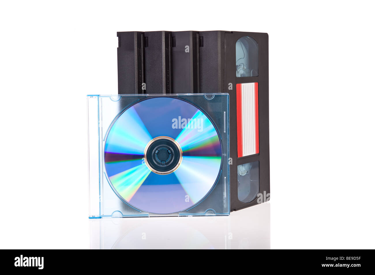 Alten Video-Kassetten mit einer DVD, die isoliert auf weißem Hintergrund Stockfoto