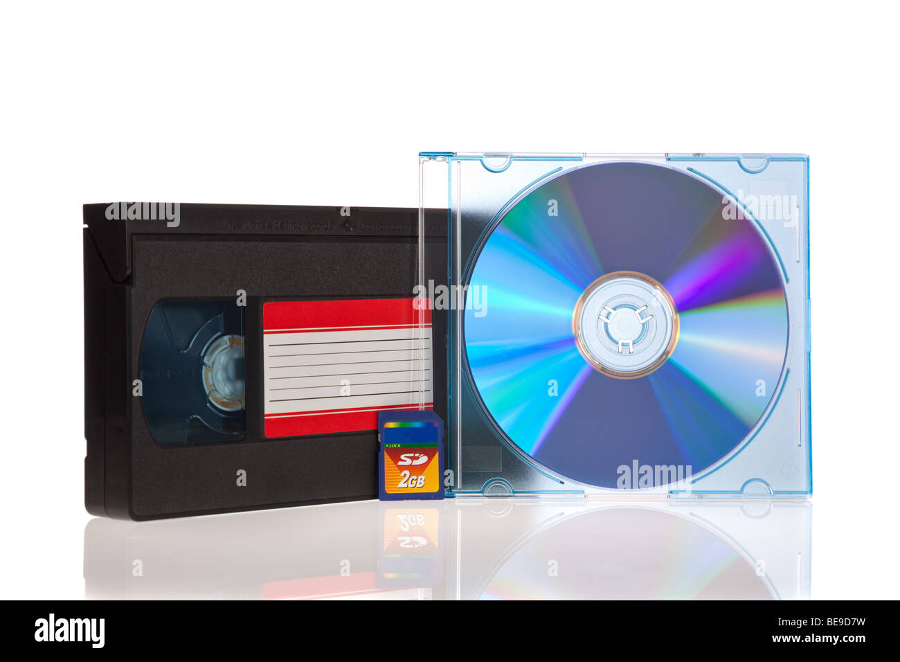 Alte Video-Kassette, eine DVD-Disk mit Flash Memory Card isoliert auf weißem Hintergrund Stockfoto