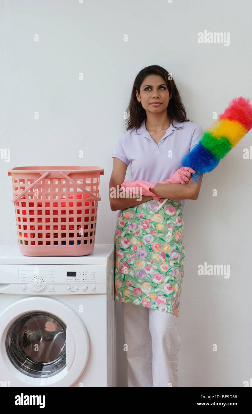Frau mit Staubwedel, Blick in die Kamera Stockfoto