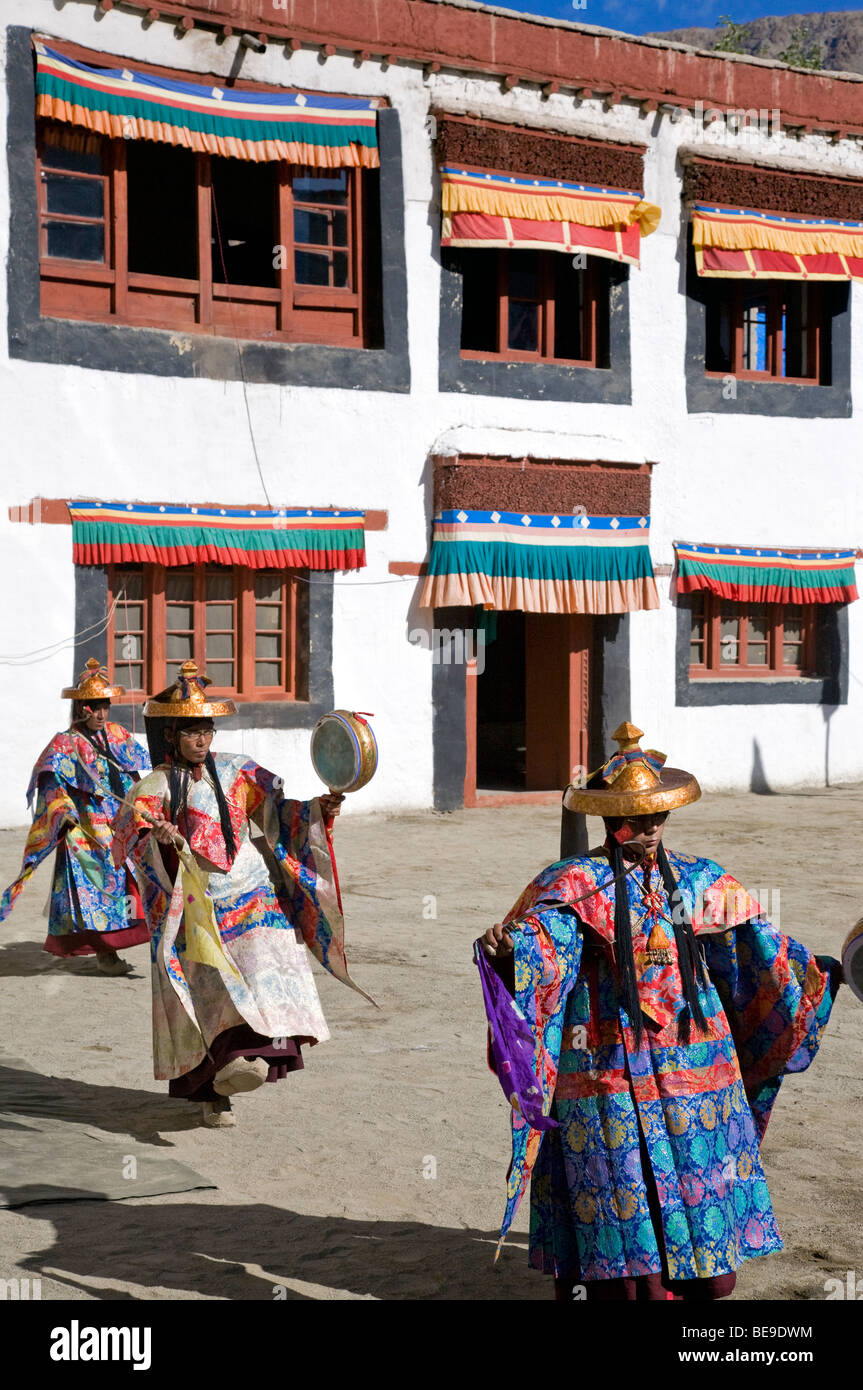 Buddhistische Mönche einen rituellen Tanz. Phyang Gompa. Ladakh. Indien Stockfoto