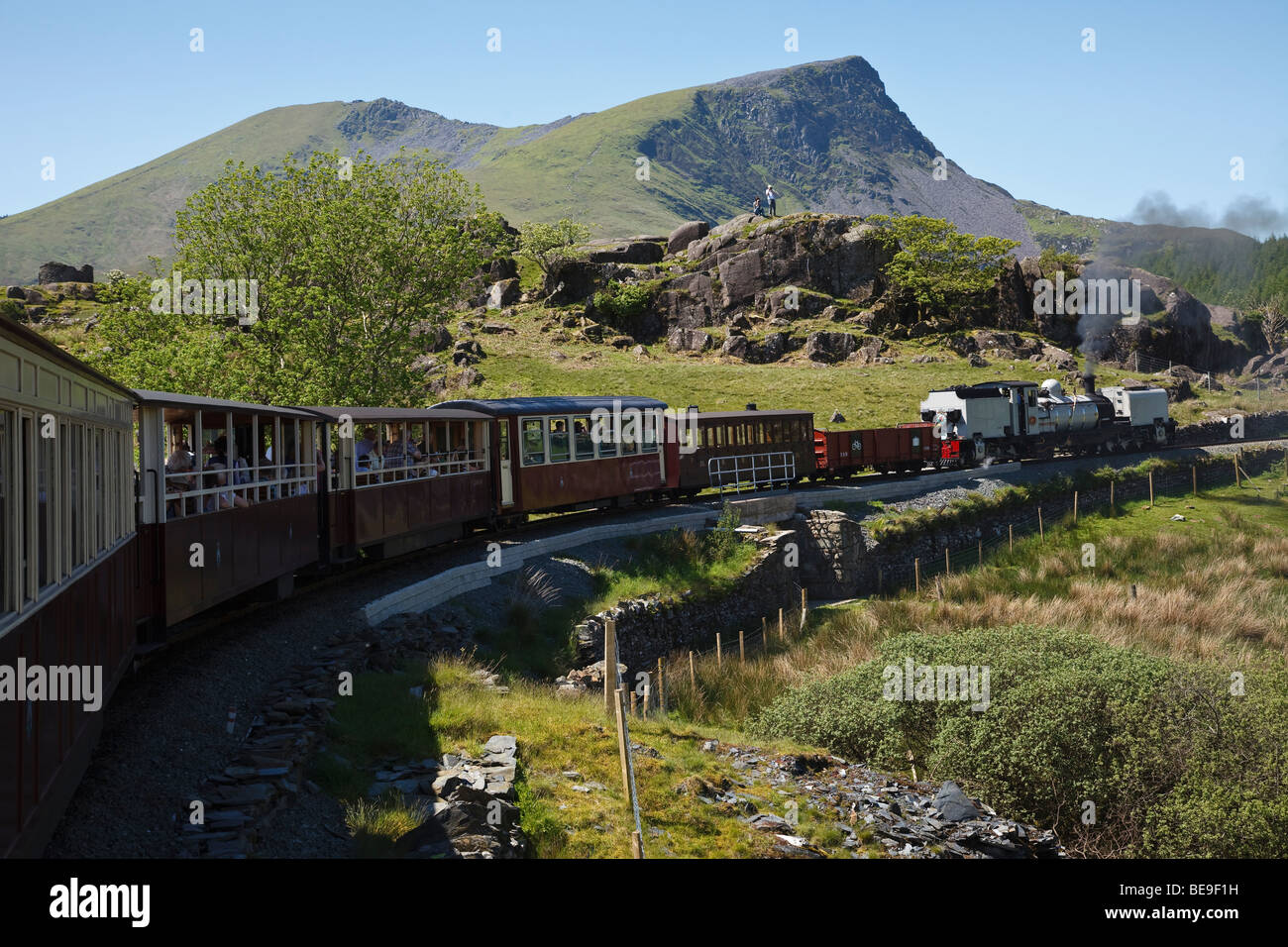 Welsh Highland Railway Zug in der Nähe von Rhyd Ddu mit Snowdon im Hintergrund, Gwynedd, Wales Stockfoto