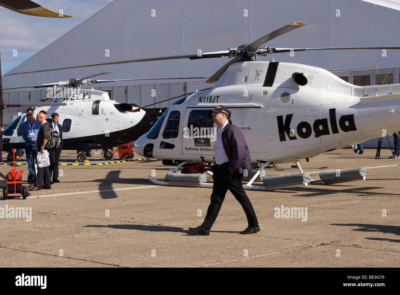 Agusta A-119 Koala N119JT und A-109E macht G-WELY Hubschrauber auf Helitech Messe zeigen Duxford England Vereinigtes Königreich UK Stockfoto