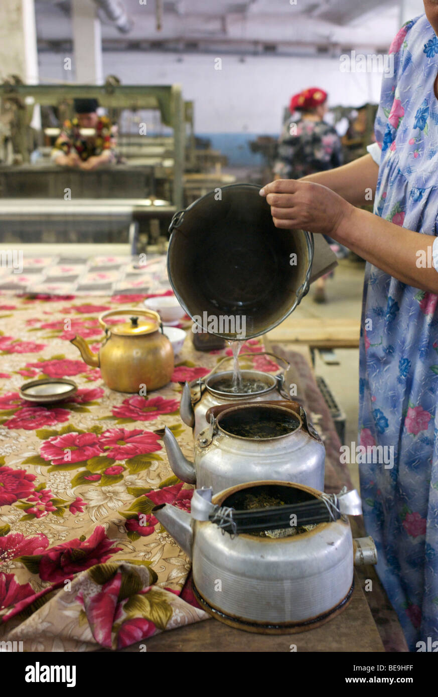 Margilan (Usbekistan): Traditionelle Seidenfabrik Stockfoto