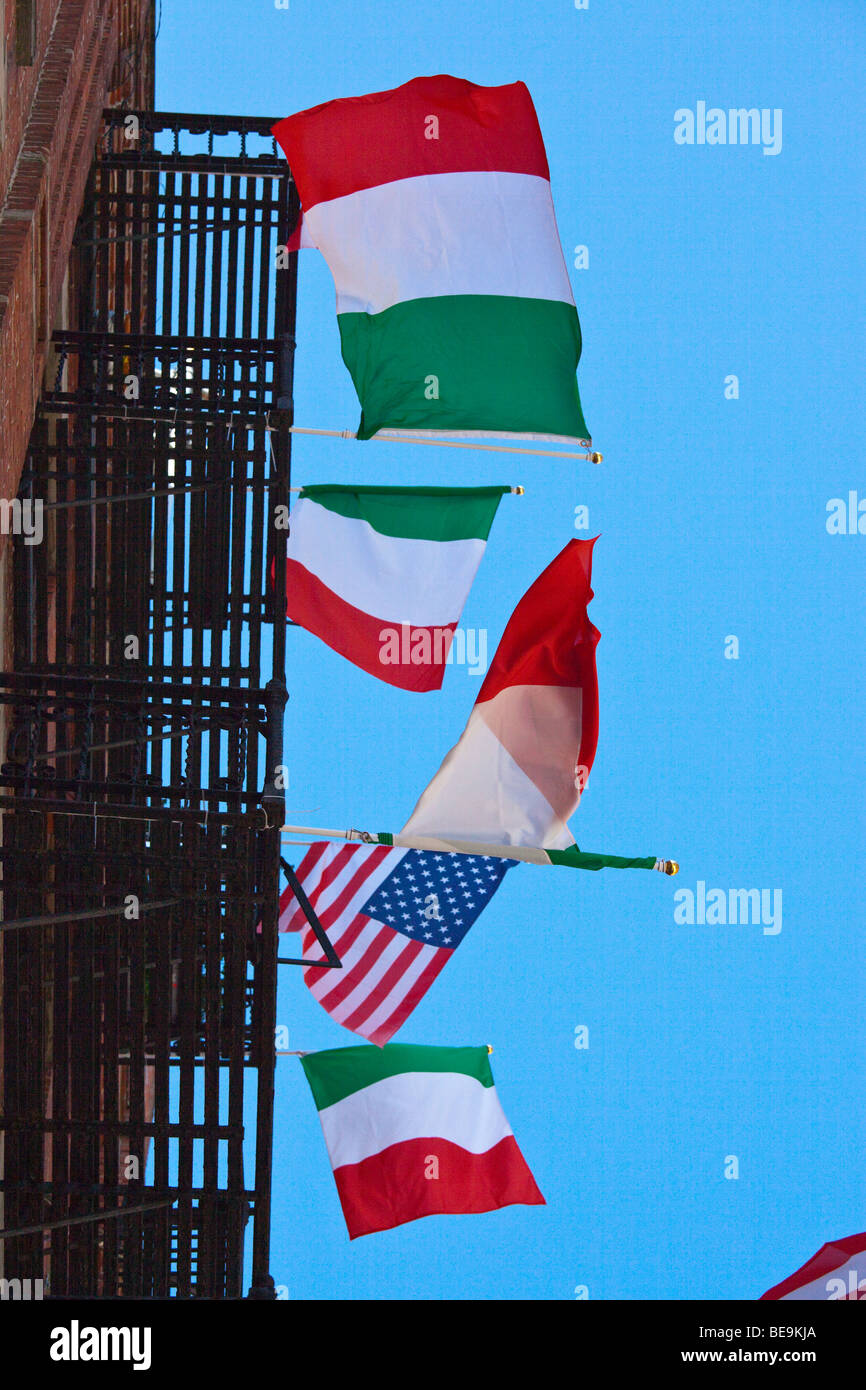Italien und USA Flaggen auf einer Feuertreppe am Fest des San Gennaro Festival in Little Italy in New York City Stockfoto