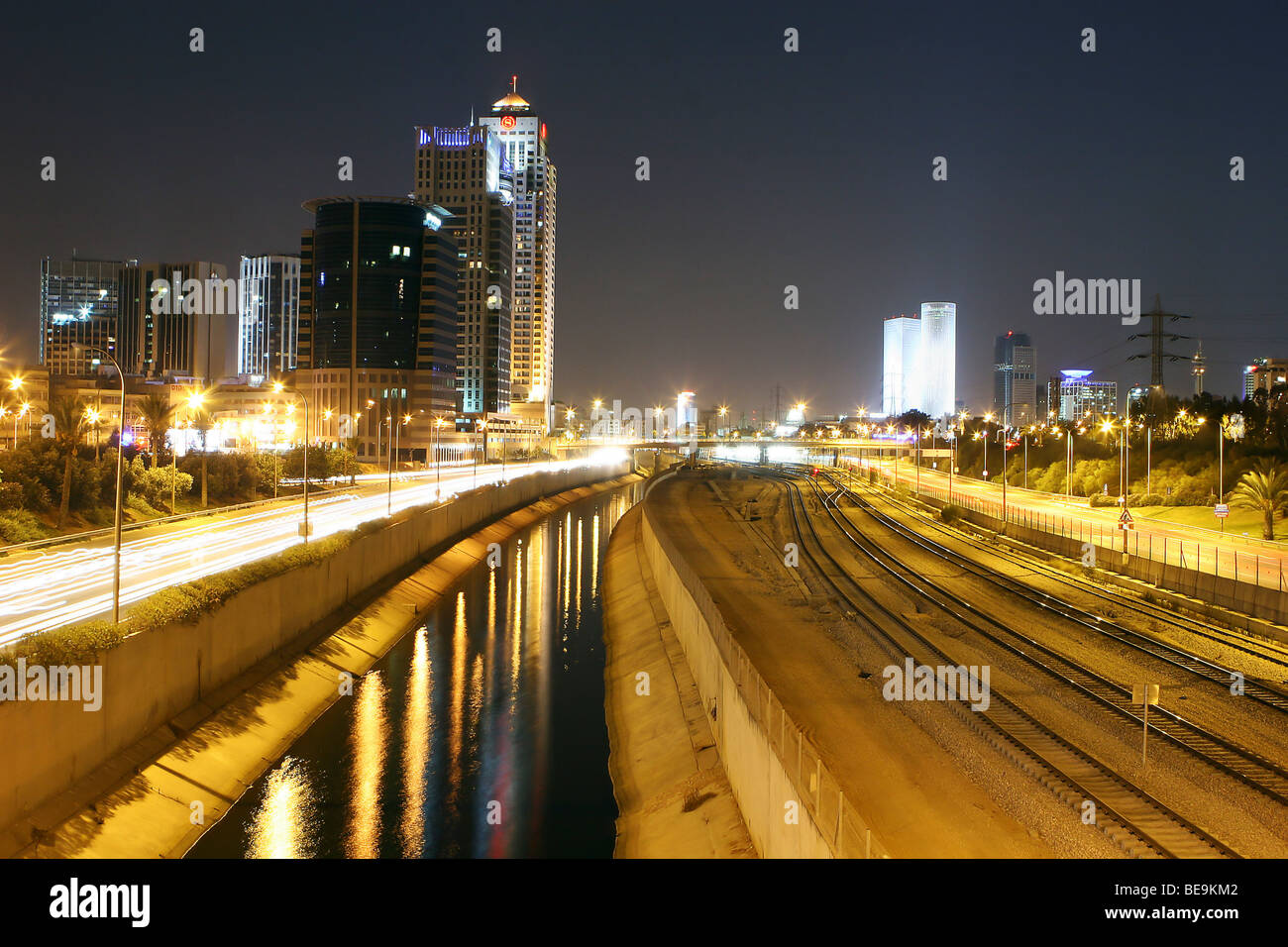 Israel, Tel Aviv, Langzeitbelichtung Nachtaufnahme der Ayalon Highway Blick nach Süden Stockfoto