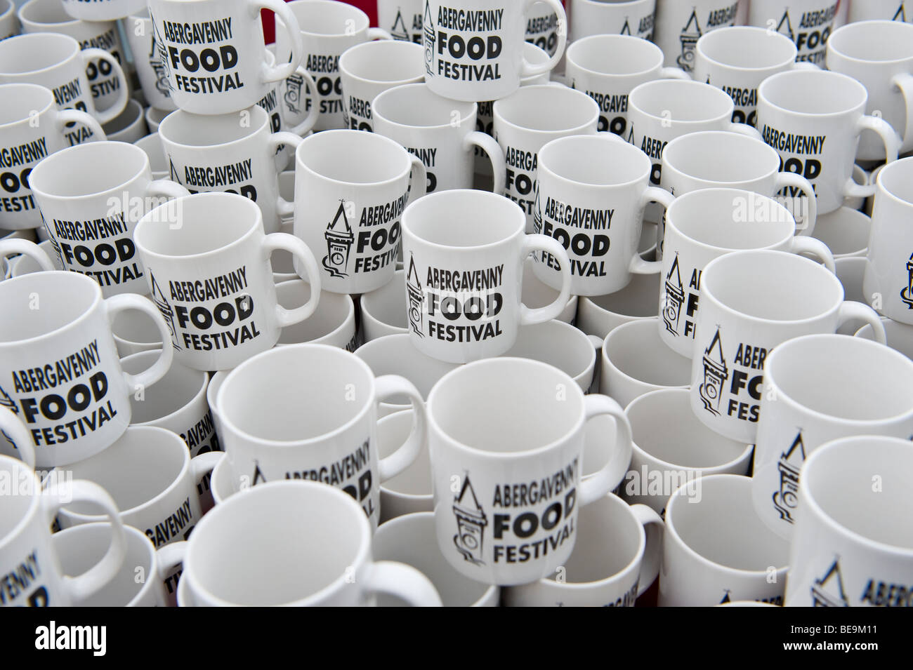 Werbe-Tassen für den Verkauf in Abergavenny Food Festival Monmouthshire South Wales UK Stockfoto