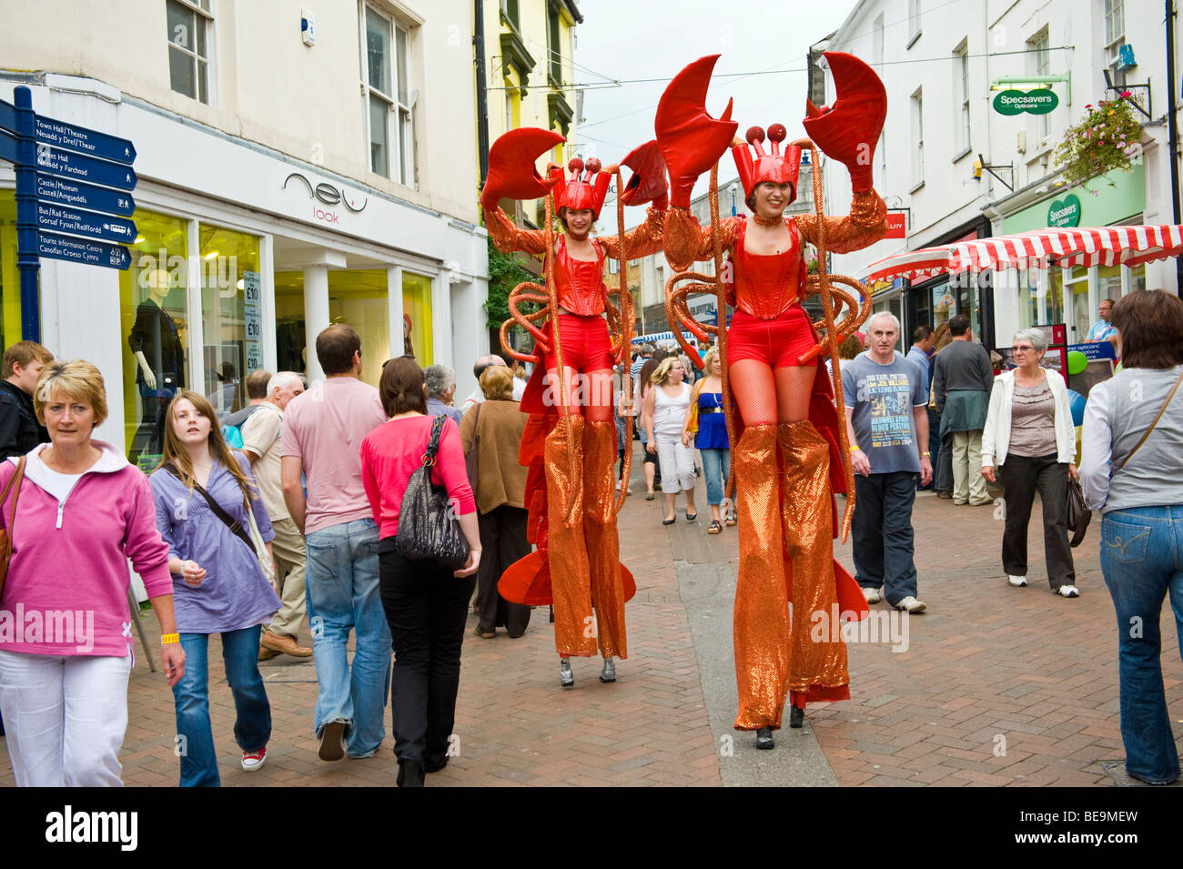 Stelzen walking street Performance-Künstler, gekleidet wie Hummer in Abergavenny Food Festival Monmouthshire South Wales UK Stockfoto