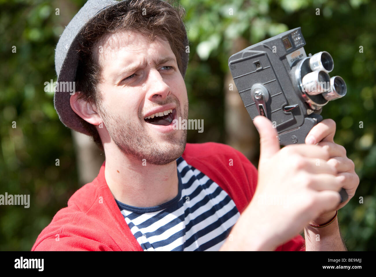 Funky suchen männliche mit 16mm-Kamera. Stockfoto