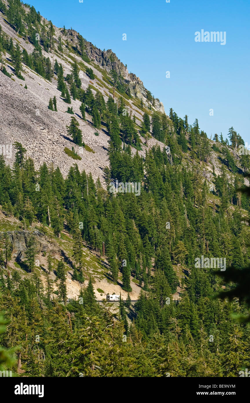 Wohnmobil auf der Autobahn durch Lassen Volcanic National Park, Kalifornien, USA. Stockfoto