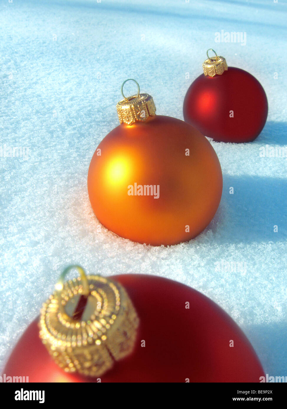 3 Christmas Ball Ornaments im Schnee - 3 Christbaumkugeln Im Schnee Stockfoto